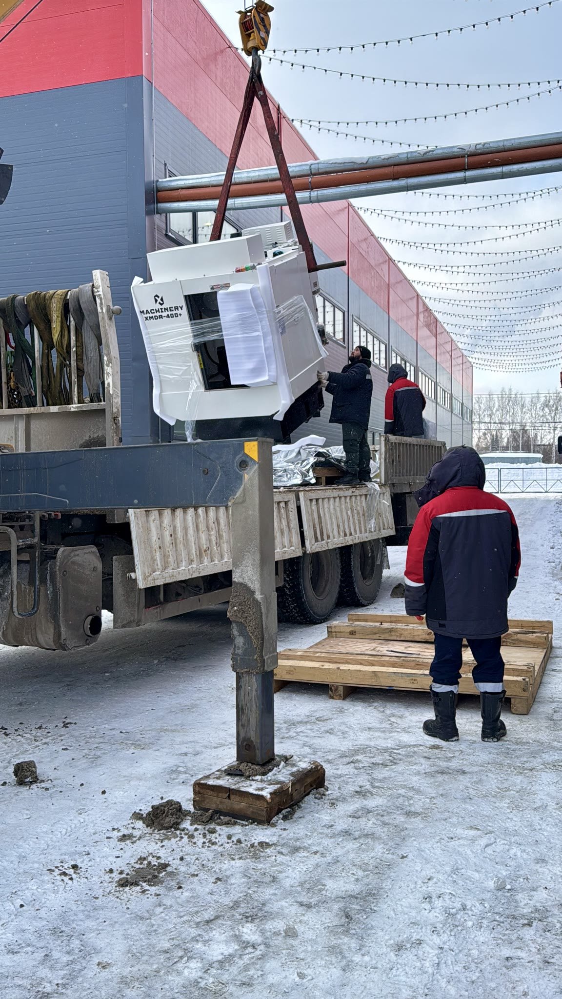 Разгрузка станка X-Machinery.